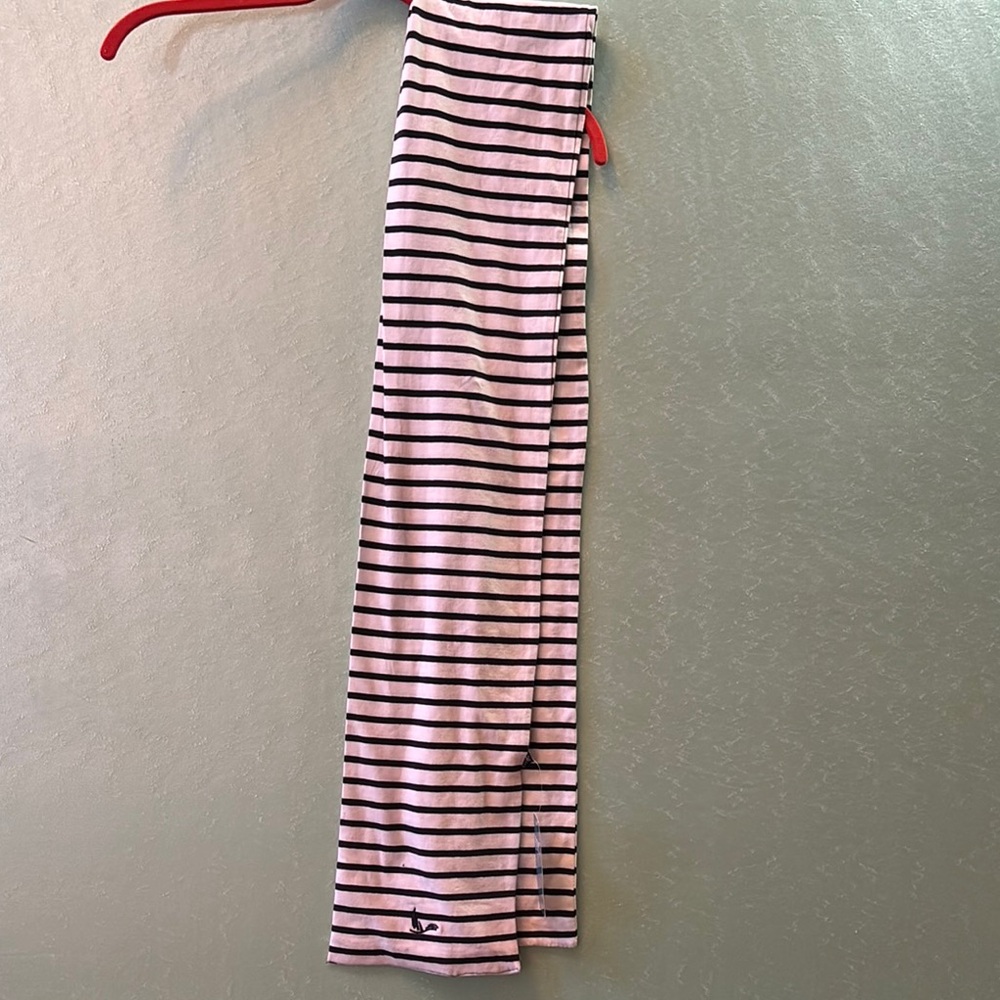 NWT Everest Striped‎ White and Black Scarf